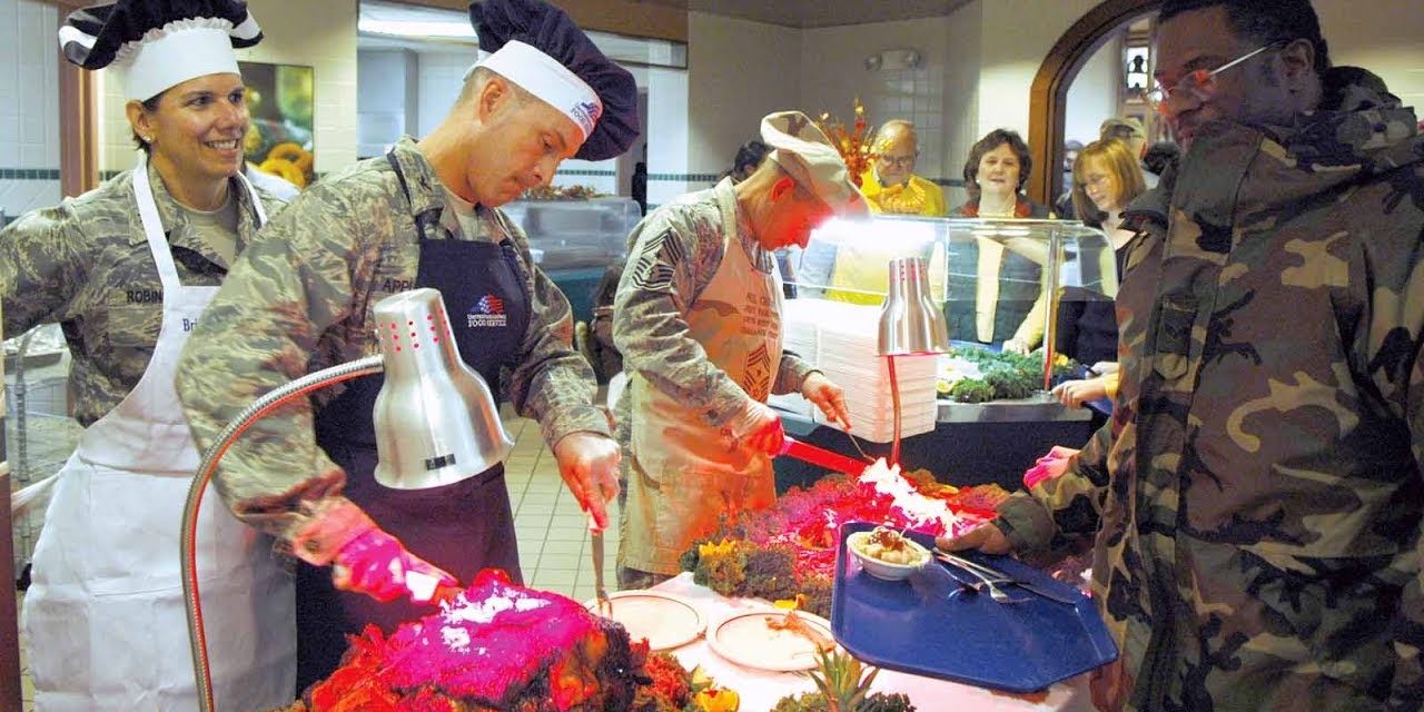 Eating Thanksgiving Dinner Aboard Ship | Comiendo la cena de la acción de gracias a bordo del barco